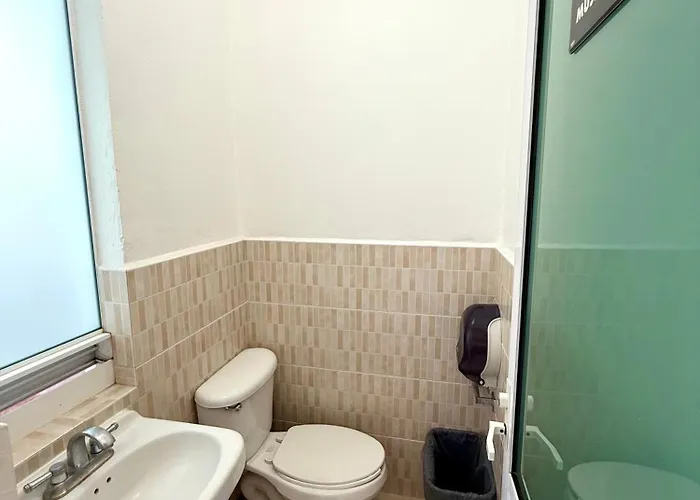 Hostal Roomies Reforma - La Diana *