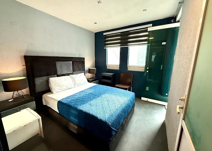 Hostal Roomies Reforma - La Diana *