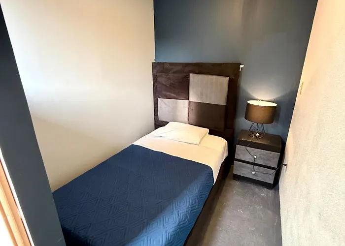 Hostal Roomies Reforma - La Diana *